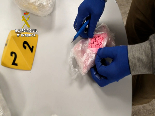 La Guardia Civil desarticula una organización que enviaba drogas de diseño en dobles fondos de juguetes