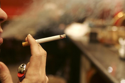 FACUA considera positivo que el Gobierno plantee la prohibición de fumar en las terrazas