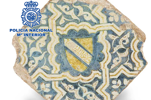 Noticia de Almería 24h: La Policía Nacional recupera un azulejo de cerámica del siglo XV que podría pertenecer a la Alhambra de Granada