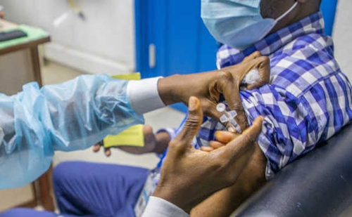 África Oriental: Las farmacéuticas globales deben mejorar la distribución de la vacuna en la región para salvar vidas