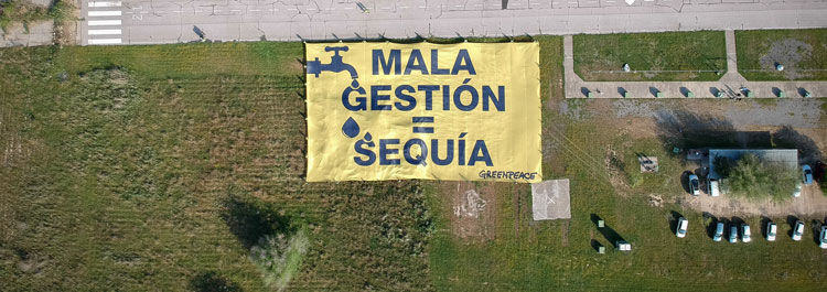 Greenpeace denuncia con una pancarta gigante la mala gestin del agua en Andaluca