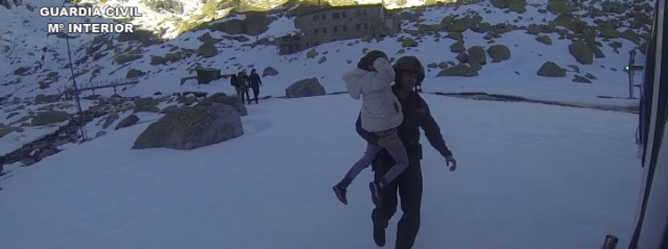 Noticia de Almera 24h: La Guardia Civil rescata a ocho excursionistas en la Sierra de Gredos aquejados de ceguera de las nieves