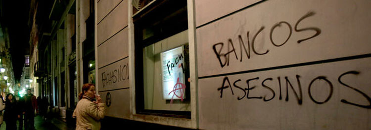 La Polica Nacional detiene in fraganti a los autores de varios actos vandlicos a entidades bancarias en Santiago de Compostela