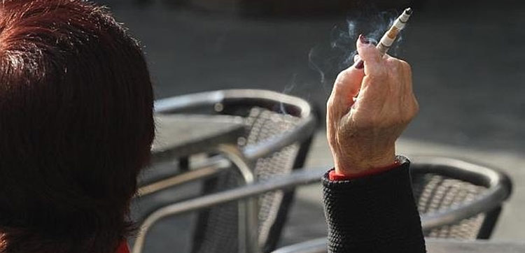 OCU denuncia que se permite fumar en las terrazas cubiertas y comprar tabaco a menores