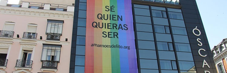 S quien quieras ser: Amnista Internacional despliega en Chueca una bandera gigante para el Orgullo LGBTI