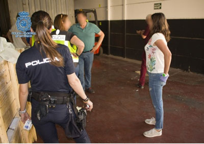 La Polica Nacional incauta en Sevilla ms de tres toneladas de hachs ocultas en pals que transportaban baldosas de mrmol