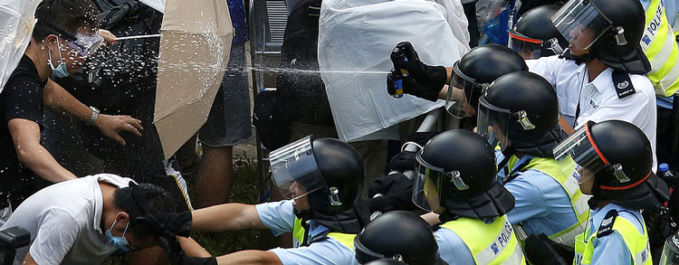 Noticia de Almera 24h: Hong Kong: Los caones de agua representan un verdadero peligro en manos de una polica de gatillo fcil
