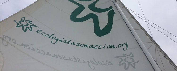 El velero de Ecologistas en Accin finaliza su campaa estival denunciando la poltica migratoria de la UE