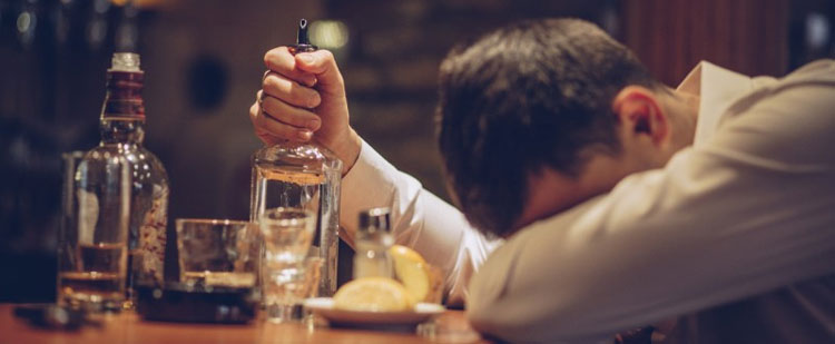 Diez esferas en las que pueden intervenir los gobiernos para reducir el uso nocivo del alcohol
