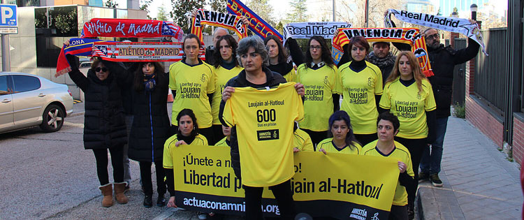 Activistas piden frente a la Embajada de Arabia Saud en Madrid la libertad para Loujain al-Hathloul